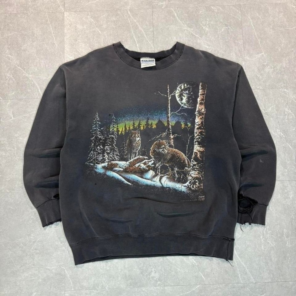 1990's wolf nature crewneck